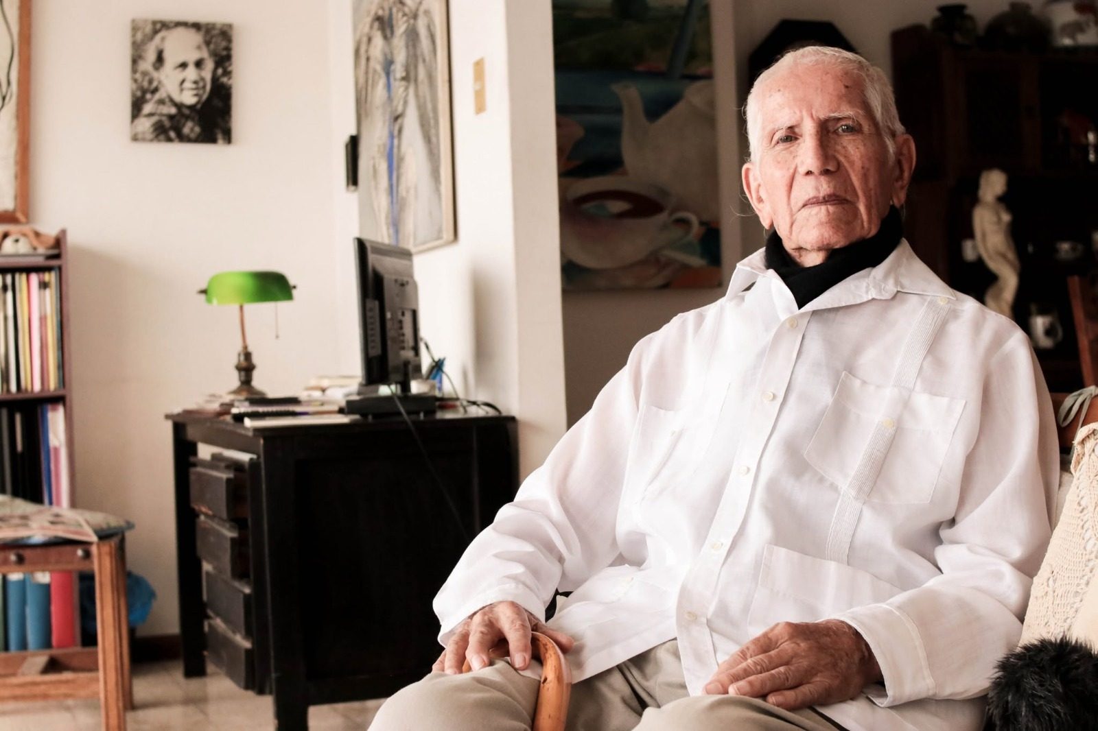 En 2007 recibió el Premio Nacional Eugenio Espejo por su trayectoria literaria