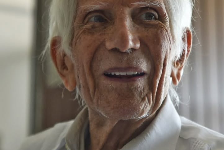 Carlos Eduardo Jaramillo Castillo, destacado poeta y jurista lojano, falleció a los 94 años.