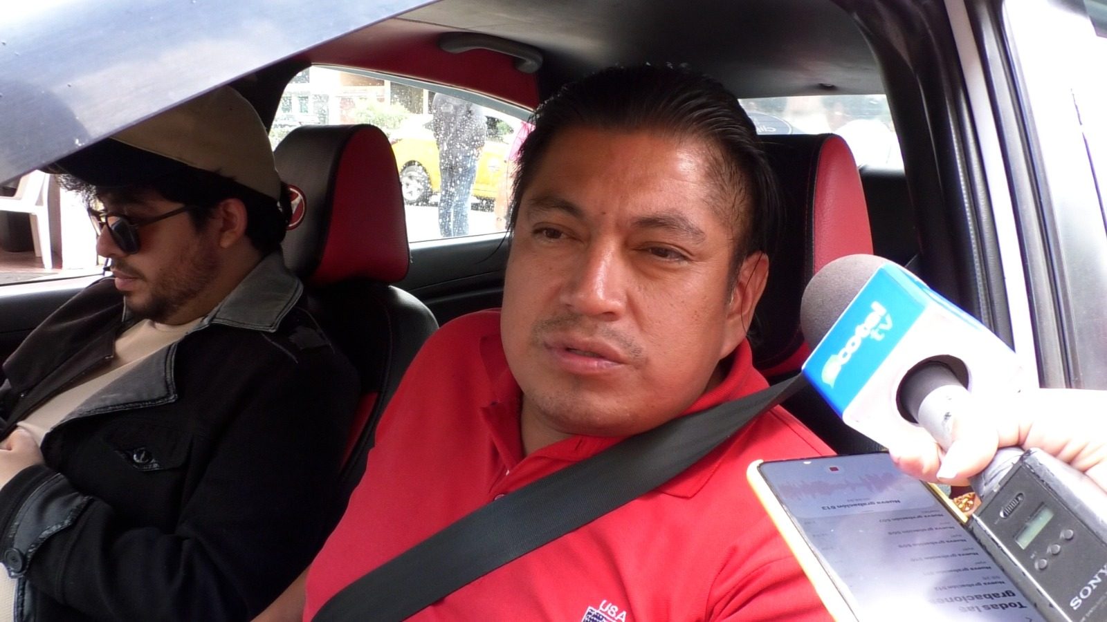Fabio Capa, conductor de taxi, resalta la importancia de la tecnología para mejorar el servicio.