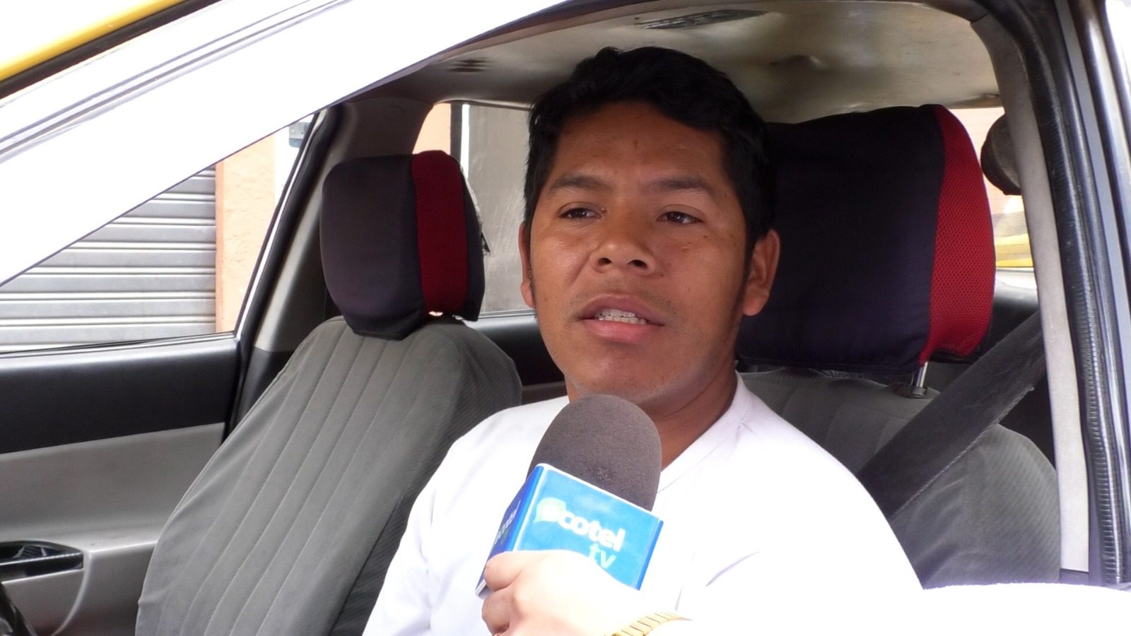 Robert Bravo, taxista lojano, invita a la ciudadanía a utilizar el transporte autorizado.