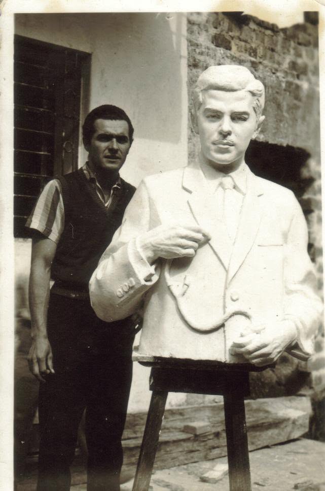 La escultura de José Rodríguez Witt también forma parte de su legado artístico en la ciudad.