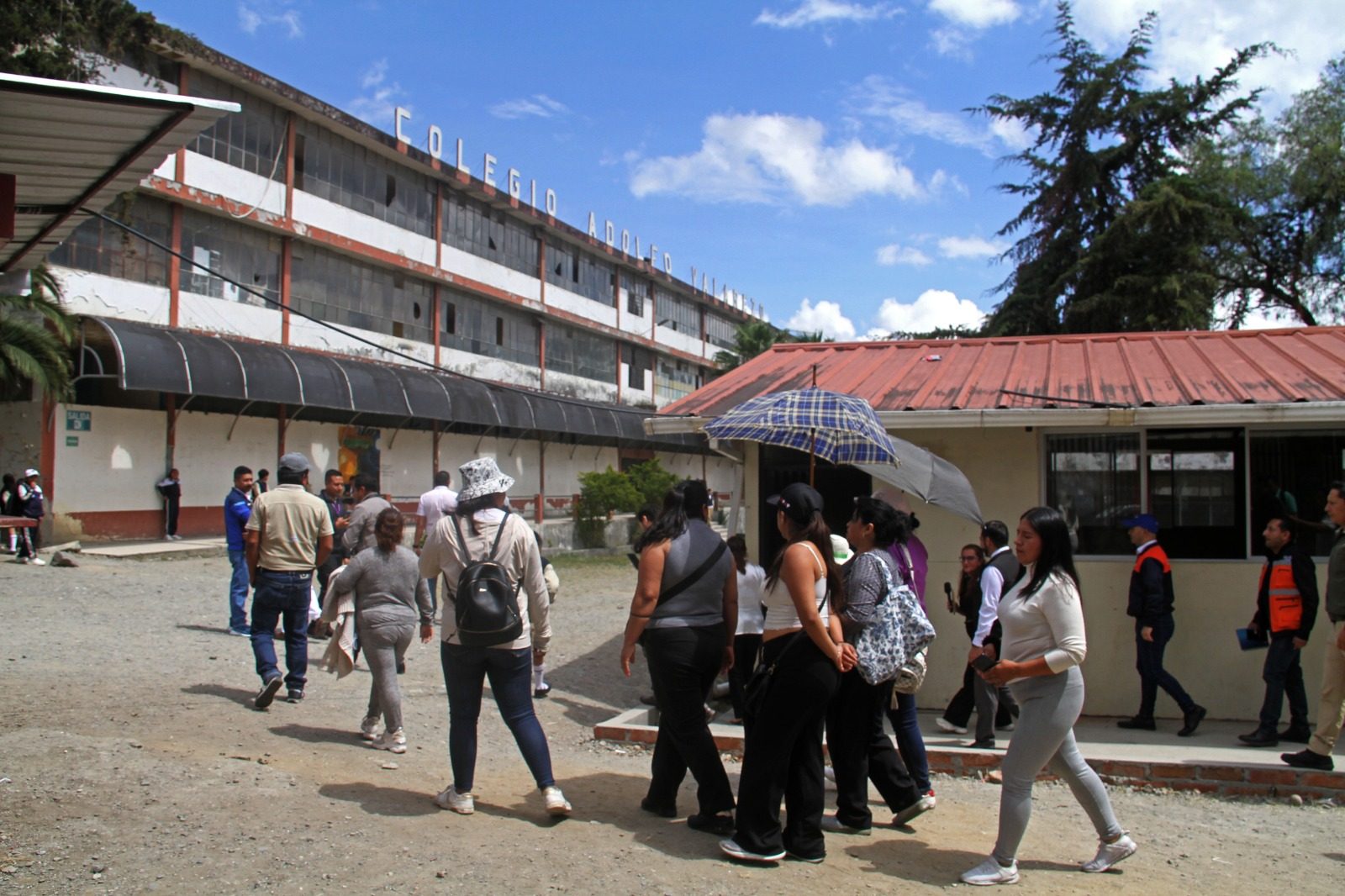Recorrido de gobernador de Loja, Juan Carlos Álvarez a instituciones educativas.