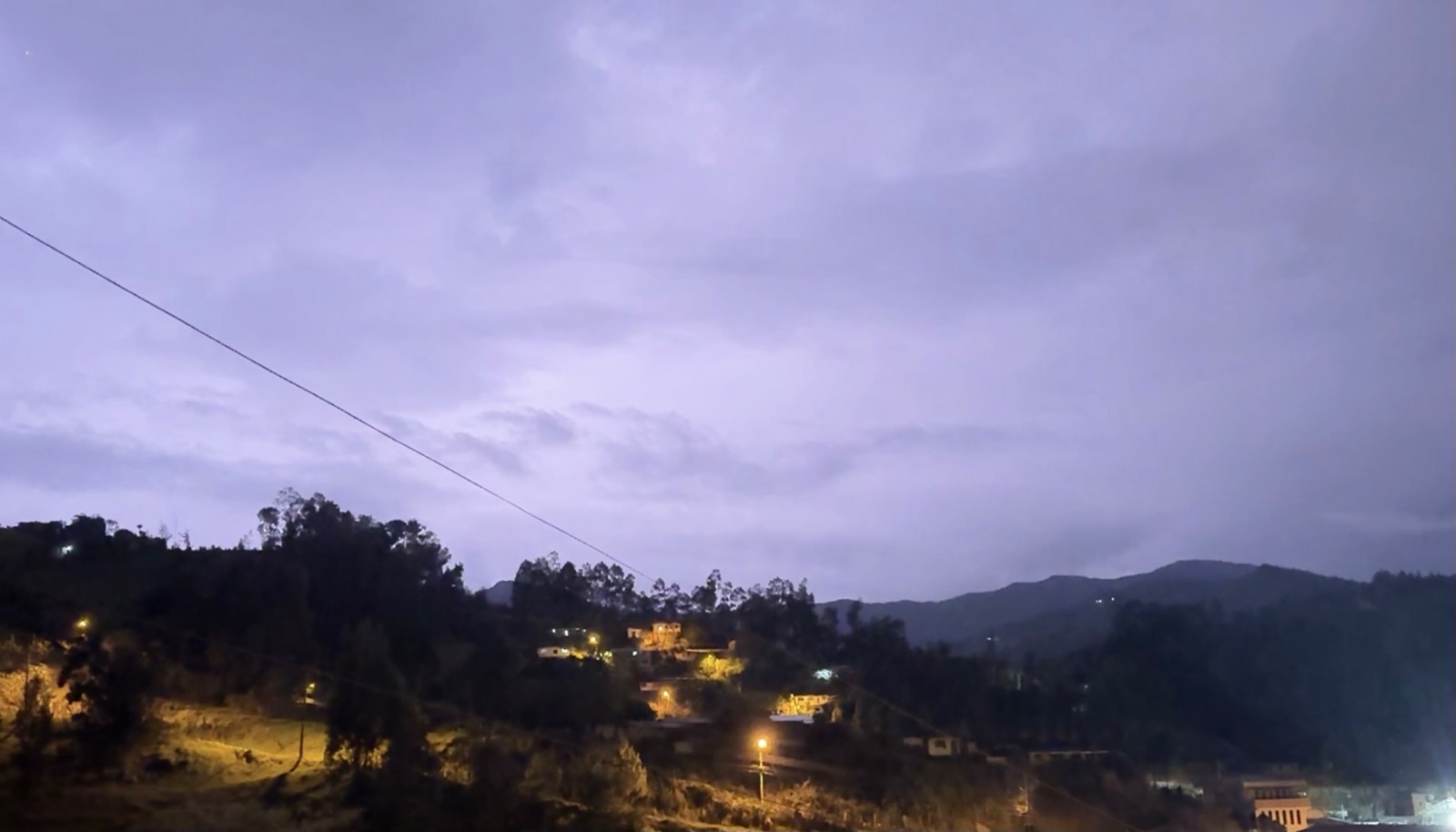 El cielo se iluminó pasadas las 23:00 de este miércoles 28 de octubre, por rayos que caían en el nororiente